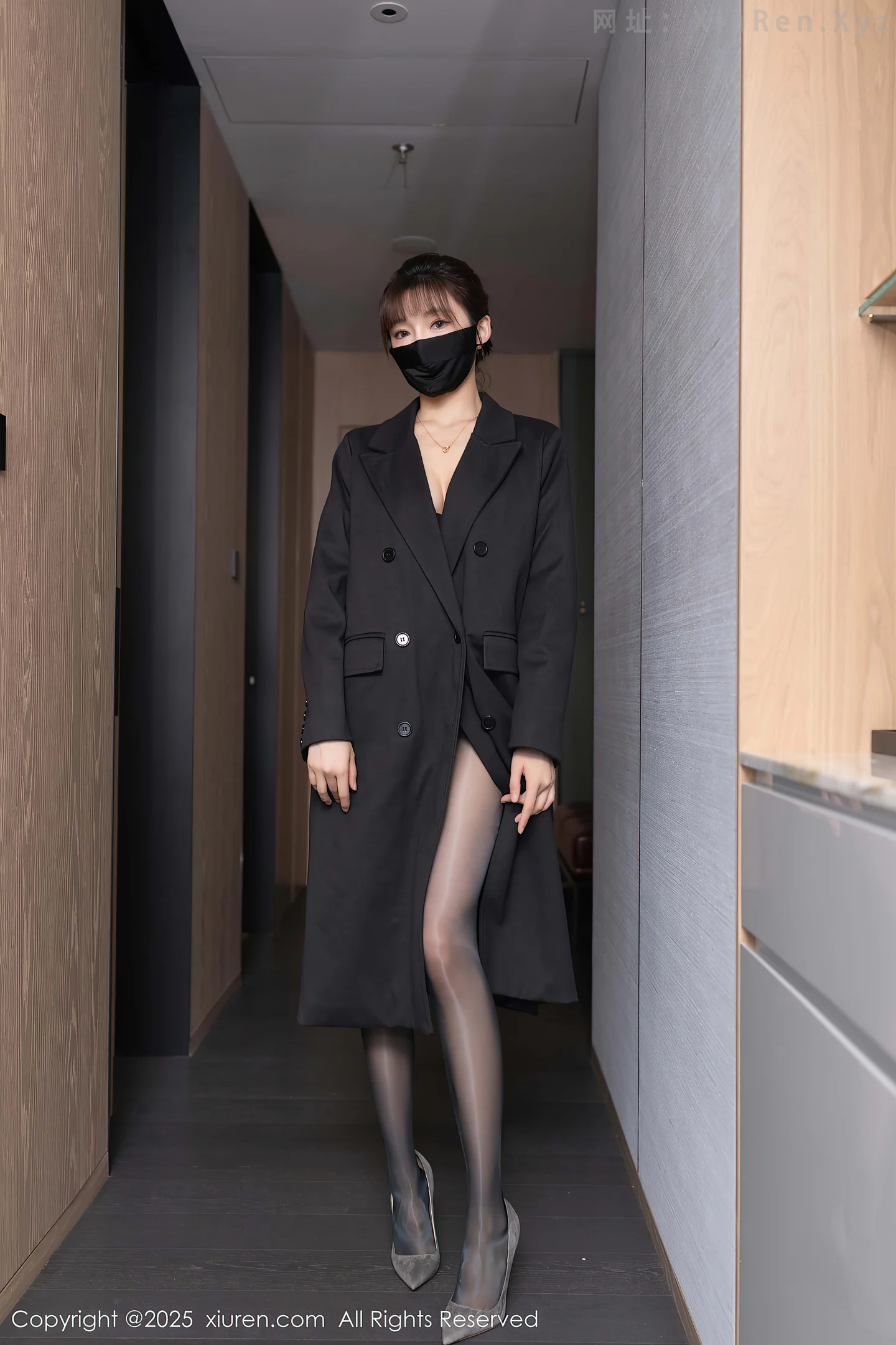 图片[2]-[XiuRen秀人网] VOL.10880 模特陆萱萱性感黑色风衣露黑色蕾丝内衣配超薄黑丝极致魅惑写真77P-秀人网官方网站